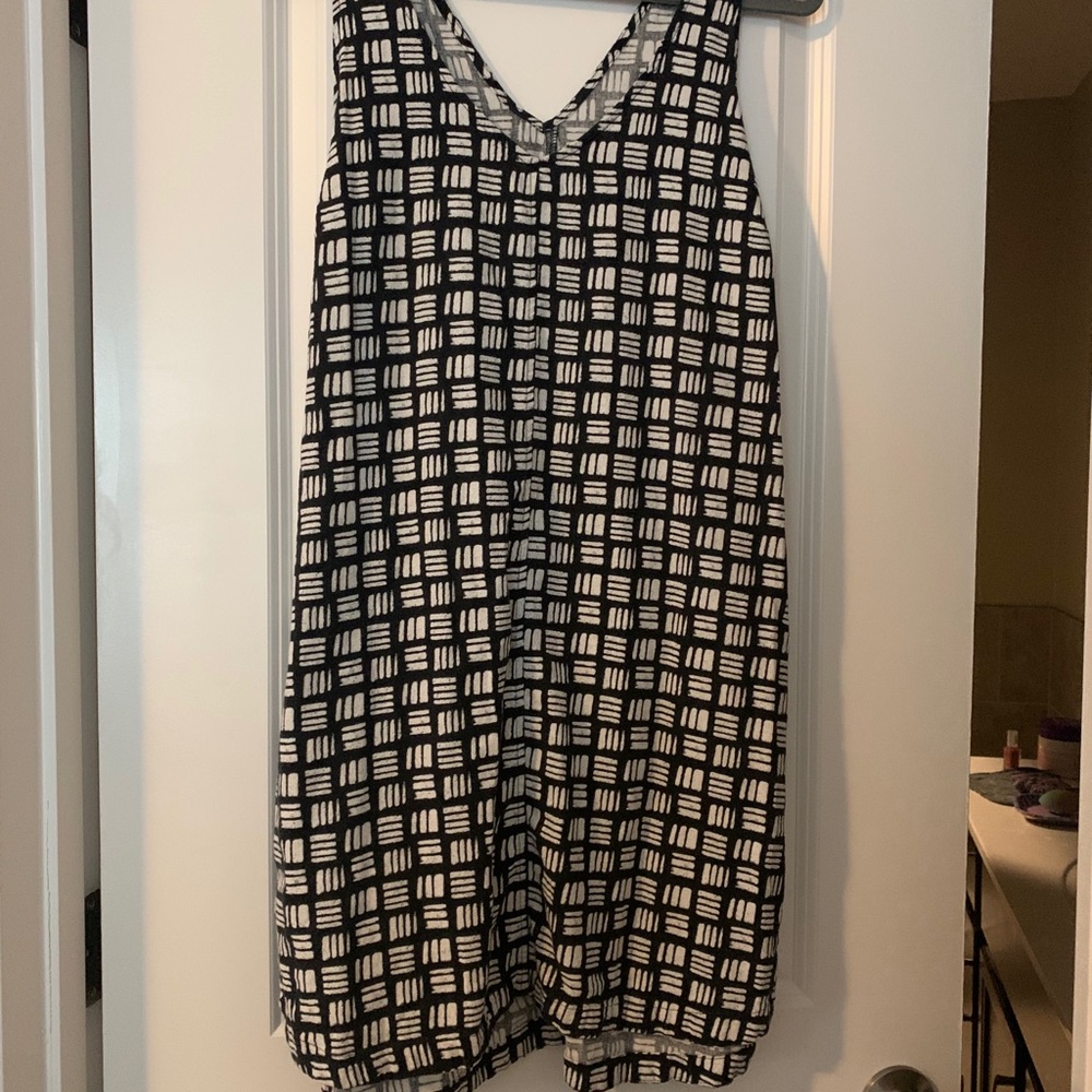 Black and white printed tunic dress